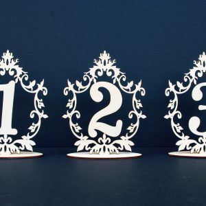 Mediniai stalo numeriai su ornamentu